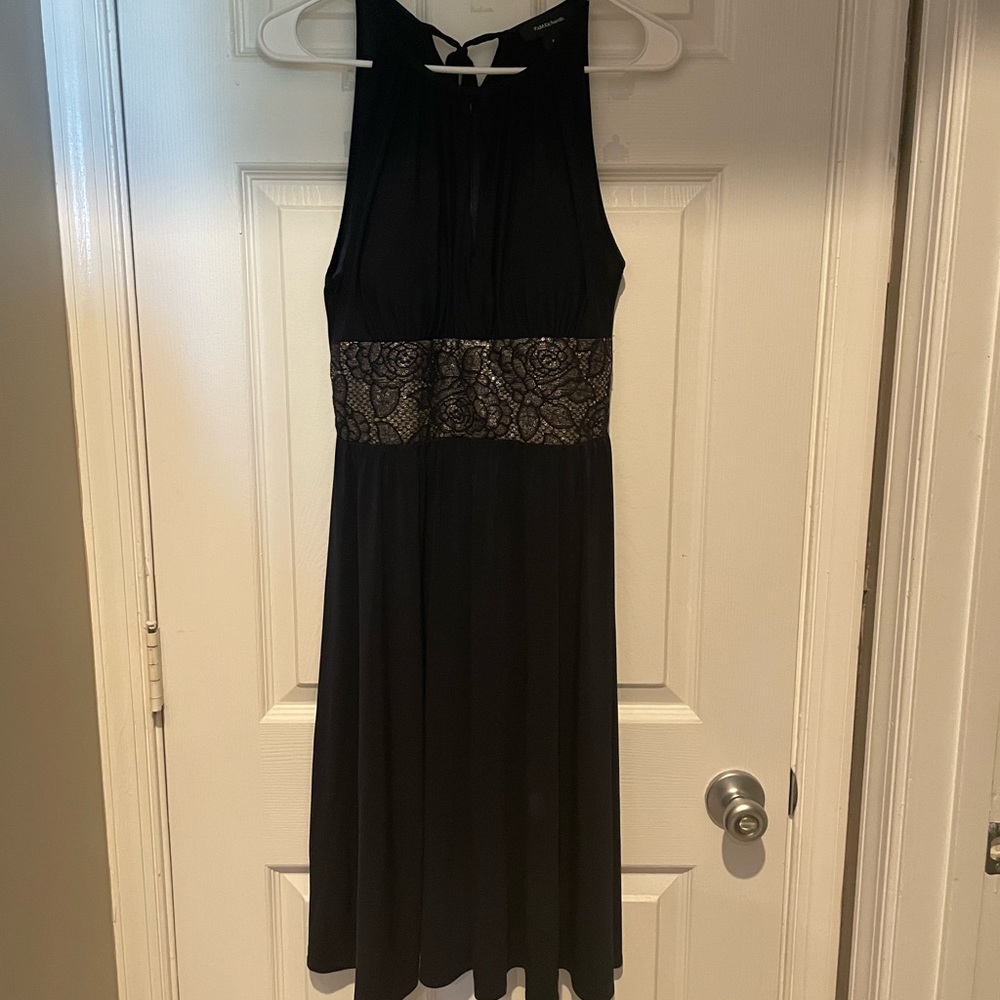 Cocktail dress with keyhole cleavage cut